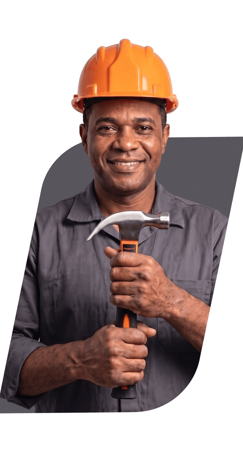 Empreiteiro de capacete segurando um martelo de unha Famastil