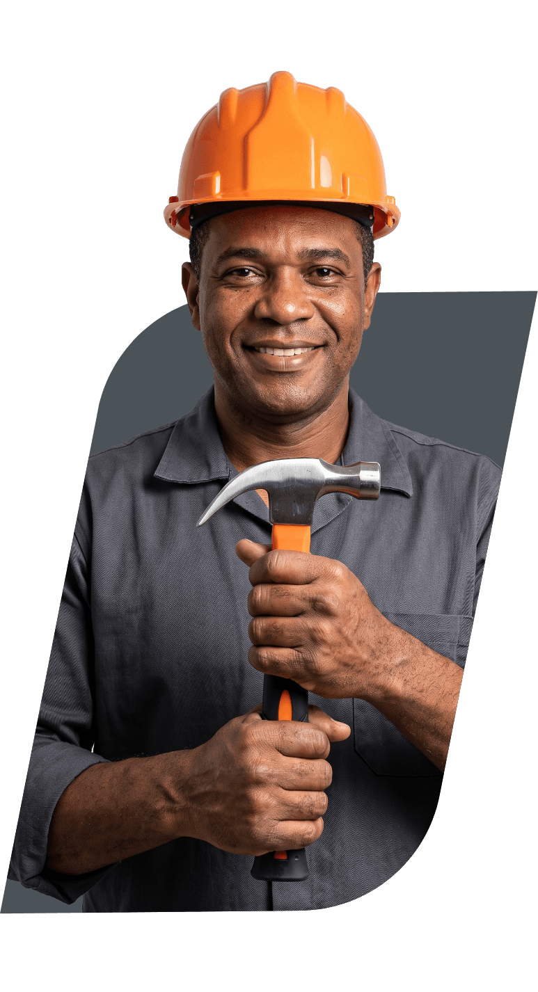 Empreiteiro de capacete segurando um martelo de unha Famastil