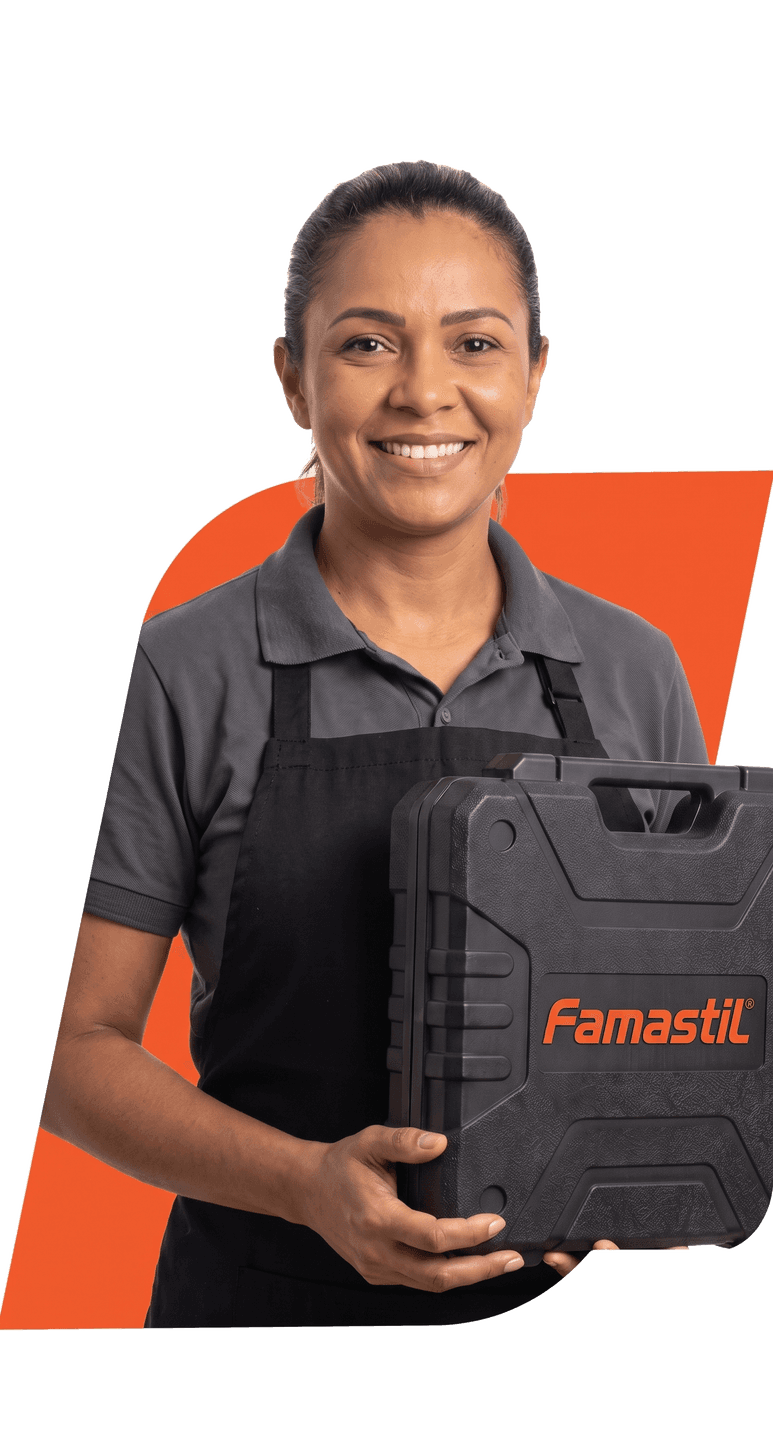 Lojista de avental segurando uma maleta de jogo de ferramentas Famastil